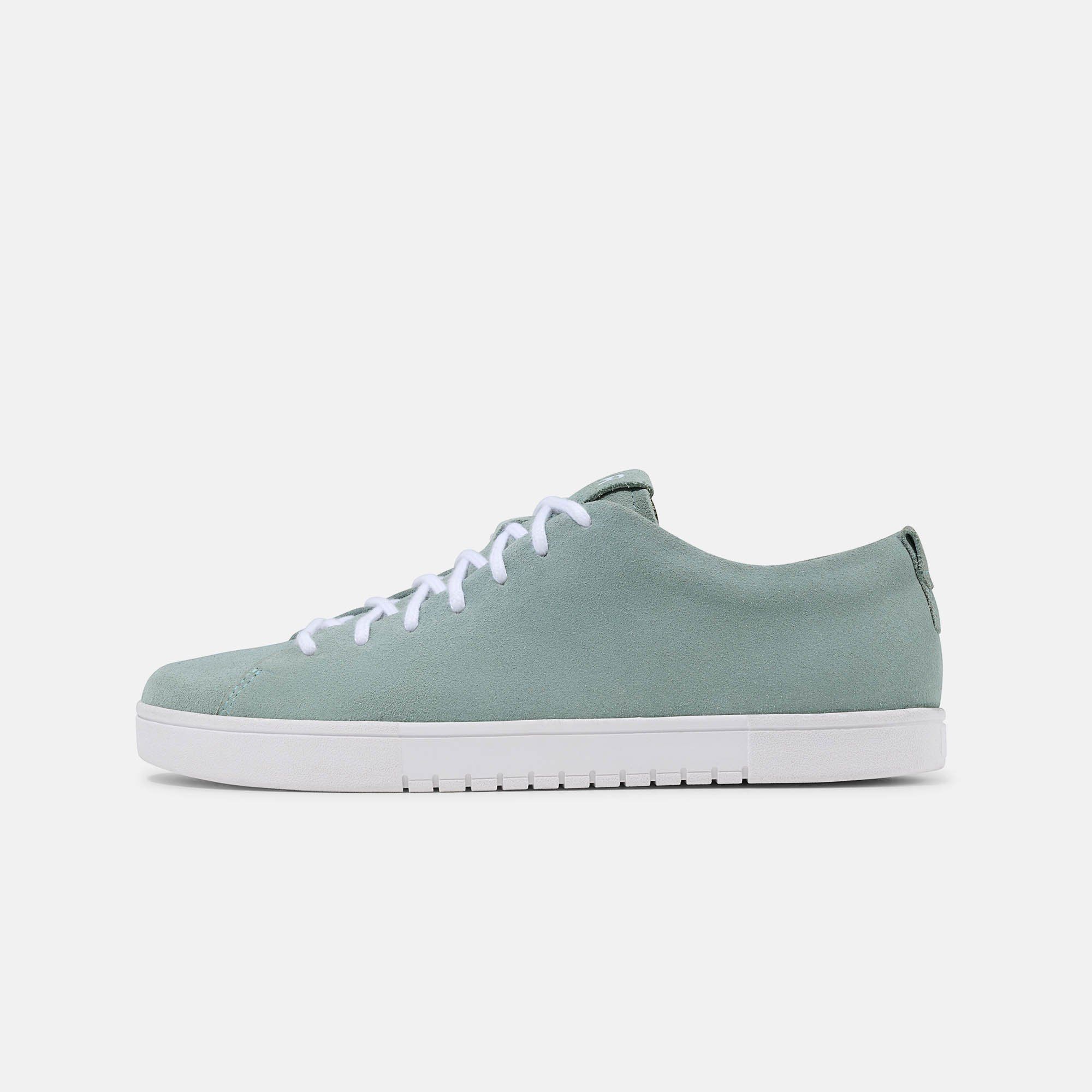 Hellgrüner Sneaker mit weißer Sohle. Das Logo "BÄR" ist auf der Zunge sichtbar.