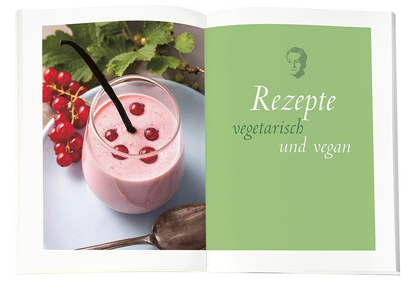Buchseite mit Rezepten. Foto eines rosa Getränks mit Vanilleschote und Beeren. Überschrift: Rezepte vegetarisch und vegan.