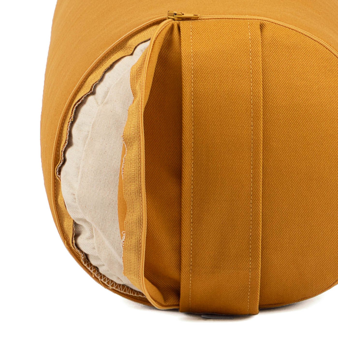 Gelbes Yoga-Bolster, zylindrisch. Reißverschluss zeigt Innenfüllung.