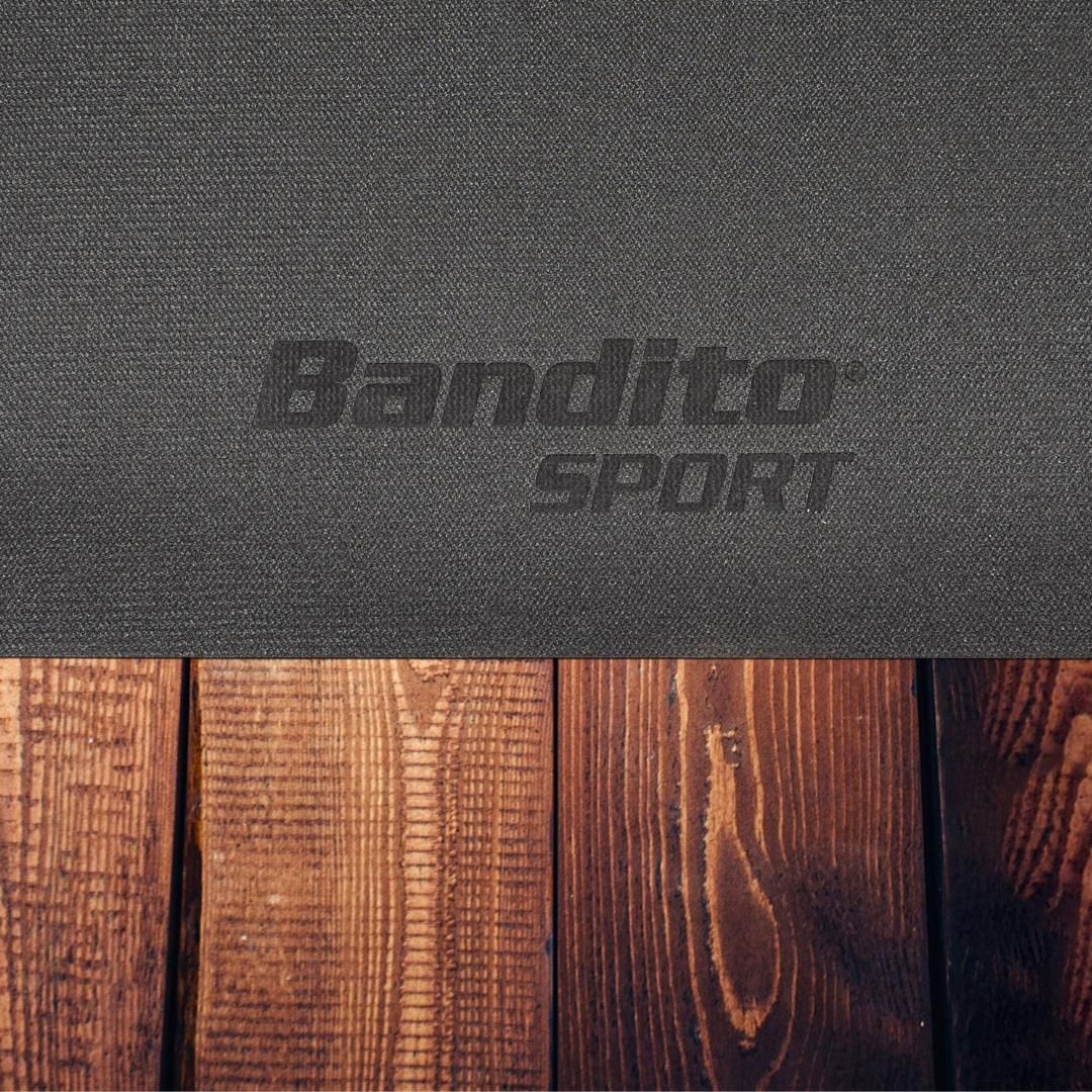Detailaufnahme der schwarzen Matte mit Bandito Sport Logo. Holzuntergrund.