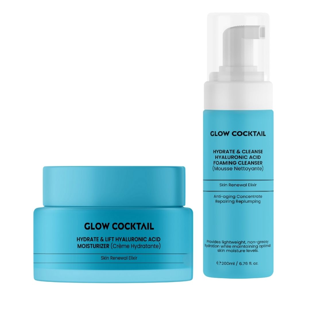 Zwei blaue Kosmetikbehälter. Links: Creme-Tiegel mit Aufschrift Glow Cocktail. Rechts: Flasche mit Pumpe, Aufschrift Glow Cocktail.
