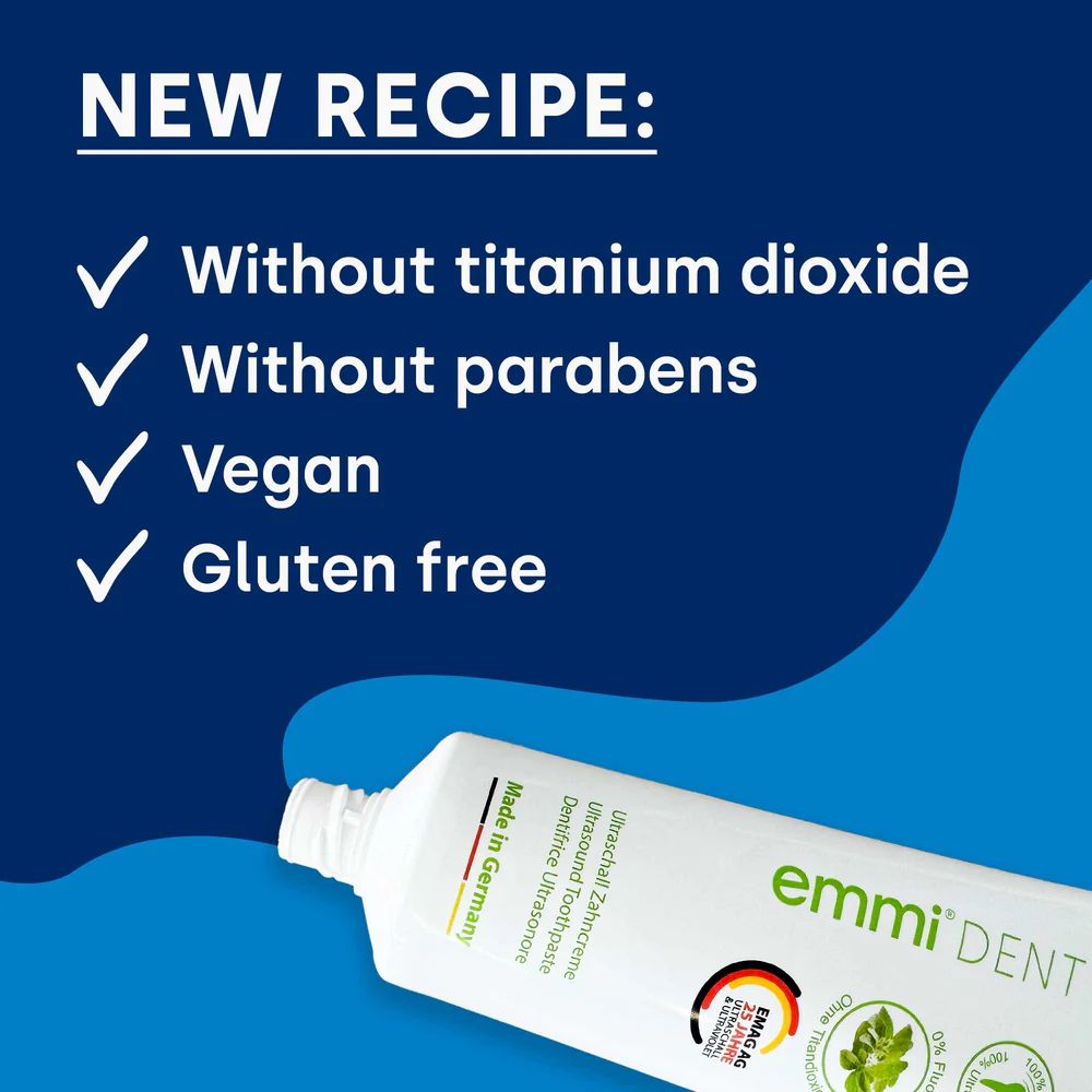 Zahnpasta-Tube mit grünen Akzenten. Text: emmi-dent, ohne Titandioxid, ohne Parabene, vegan, glutenfrei. Made in Germany.