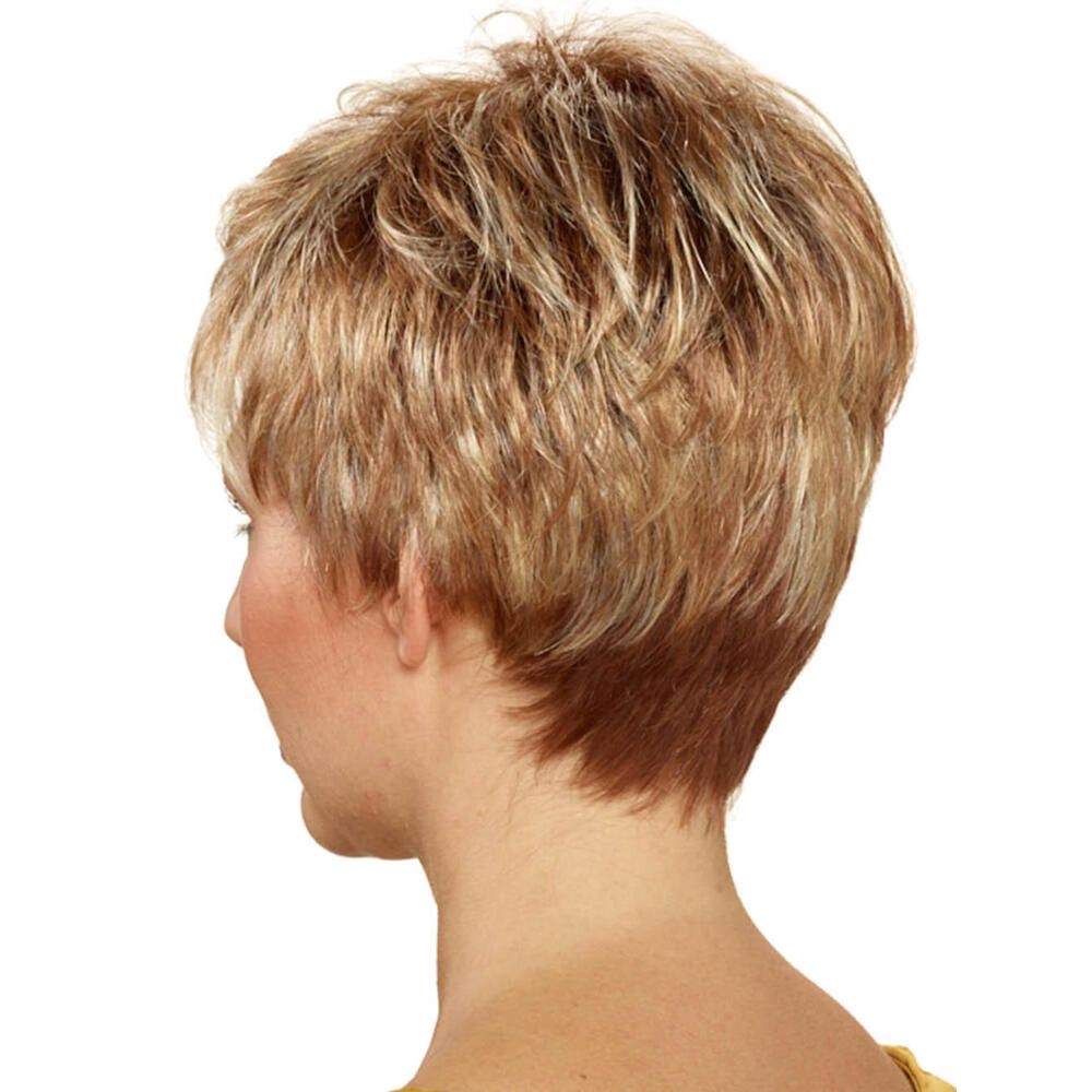 Kurzhaarperücke, blond-braun meliert. Rückansicht. Gelbes Oberteil.