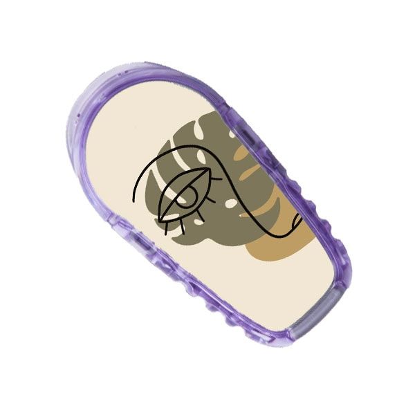 Diasticker® Dexcom G6 Stickerset mit abstraktem Gesichtsmotiv. Beige, grün und schwarze Linien, in lila Hülle.