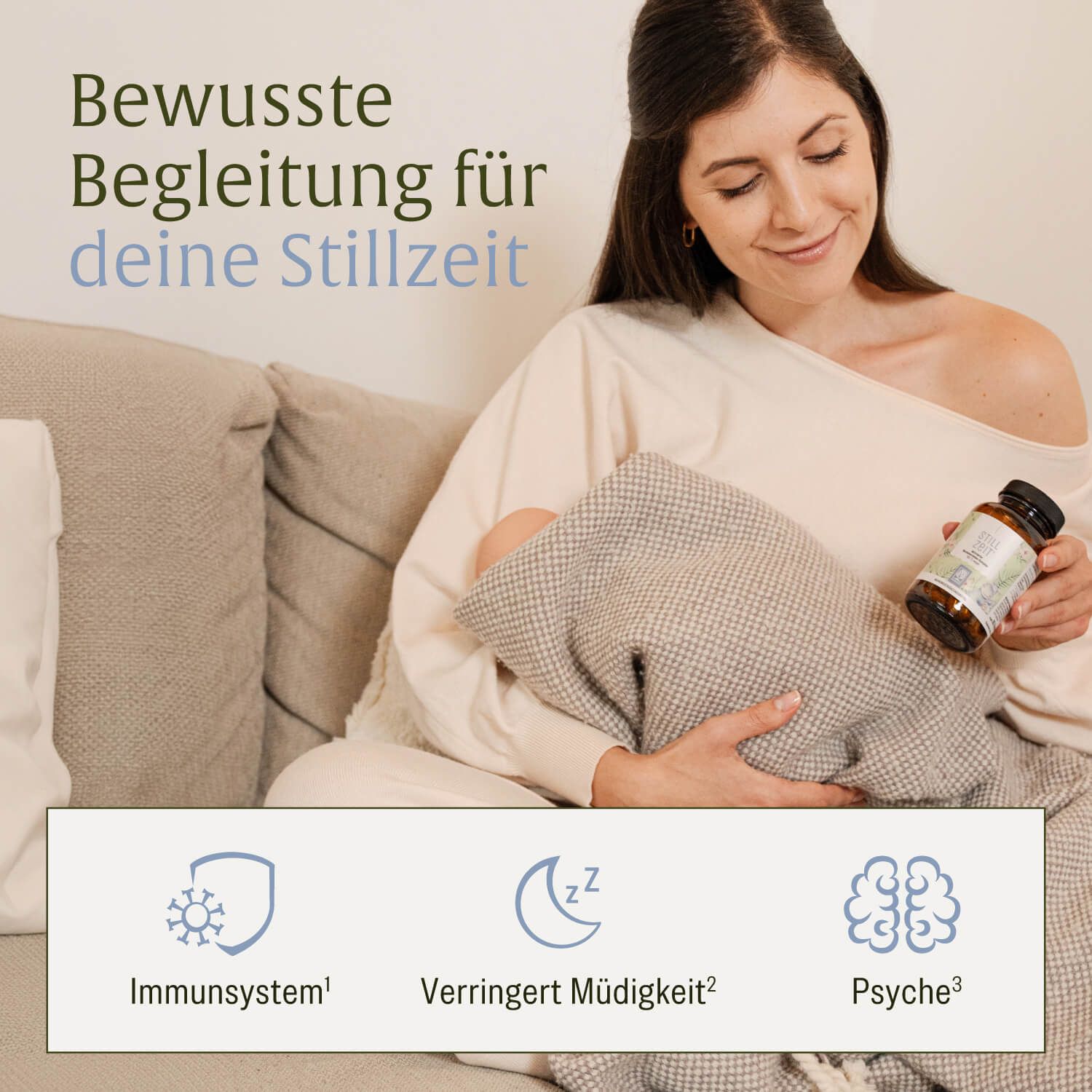 Frau hält eine Flasche Nahrungsergänzungsmittel für die Stillzeit. Icons zeigen Immunsystem, Müdigkeit und Psyche.