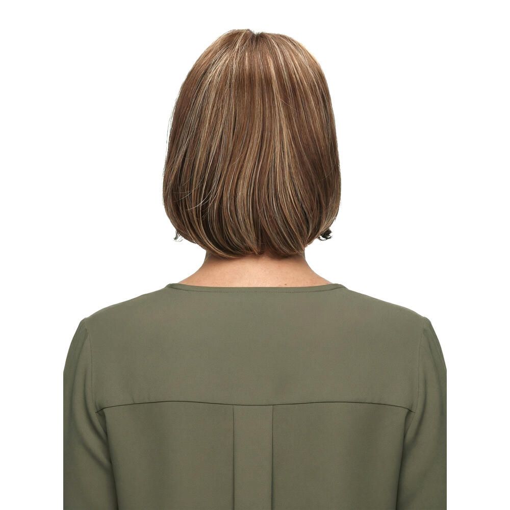 Rückansicht einer Frau mit brauner Perücke mit helleren Strähnen. Mittellange, glatte Frisur.