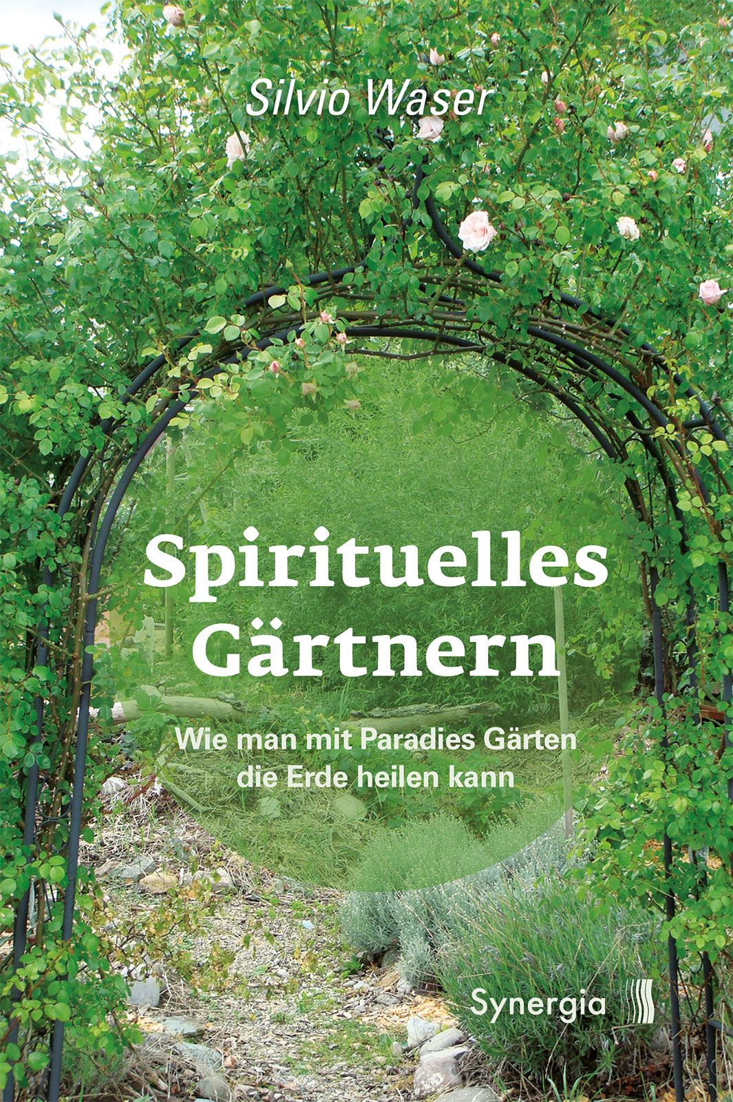 Buchcover mit Titel "Spirituelles Gärtnern". Autor: Silvio Waser. Grünpflanzenbogen im Hintergrund. Logo Synergia.