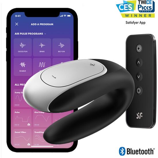 Gerät mit App-Anzeige. Schwarzes, U-förmiges Gerät mit silberner Oberseite und Fernbedienung. Bluetooth-Logo.