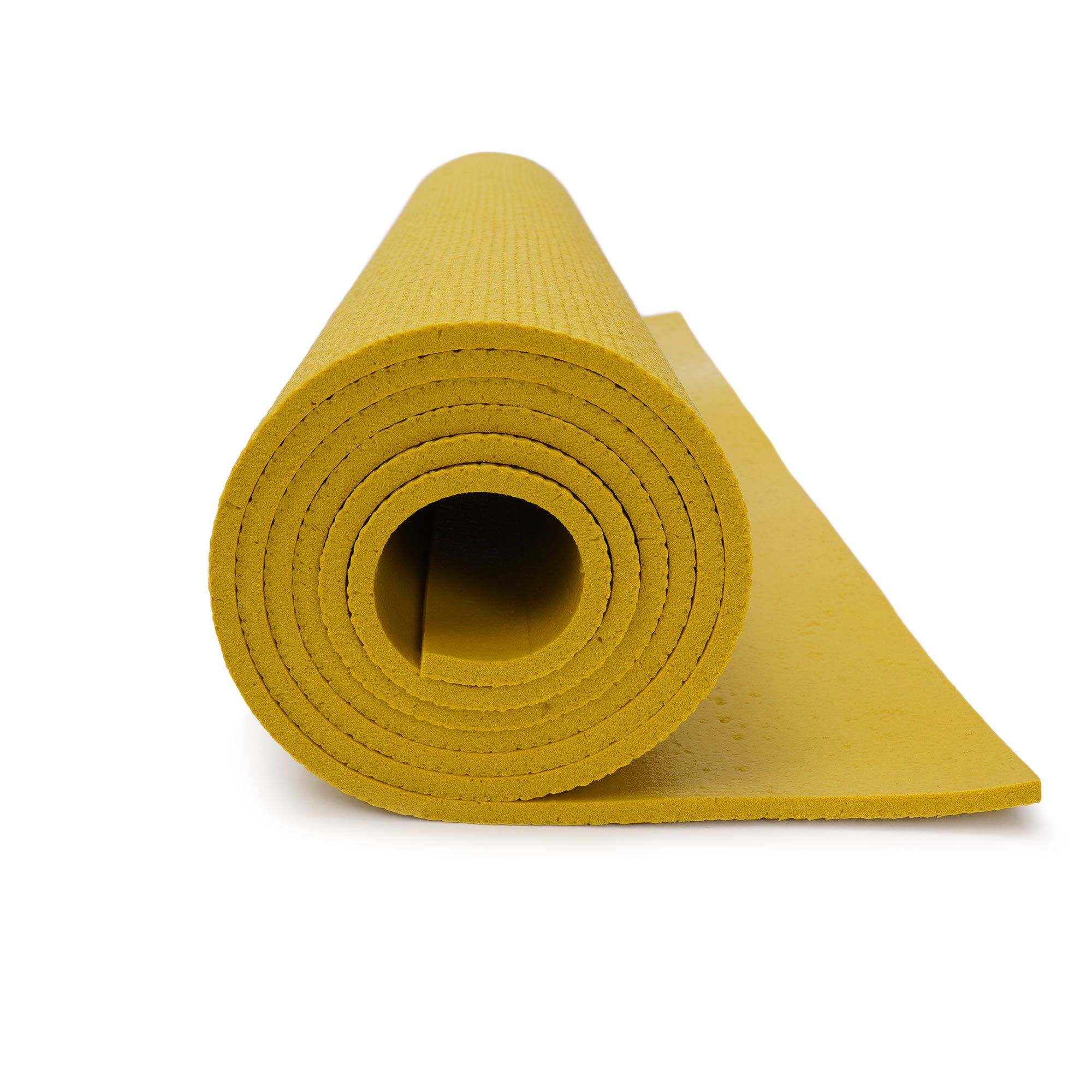 Gerollte gelbe Yogamatte mit sichtbarer Textur und Kanten.