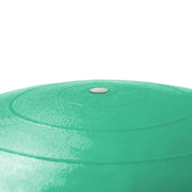 Nahaufnahme eines grünen Gymnastikballs. Oberseite mit Loch und Verschluss.