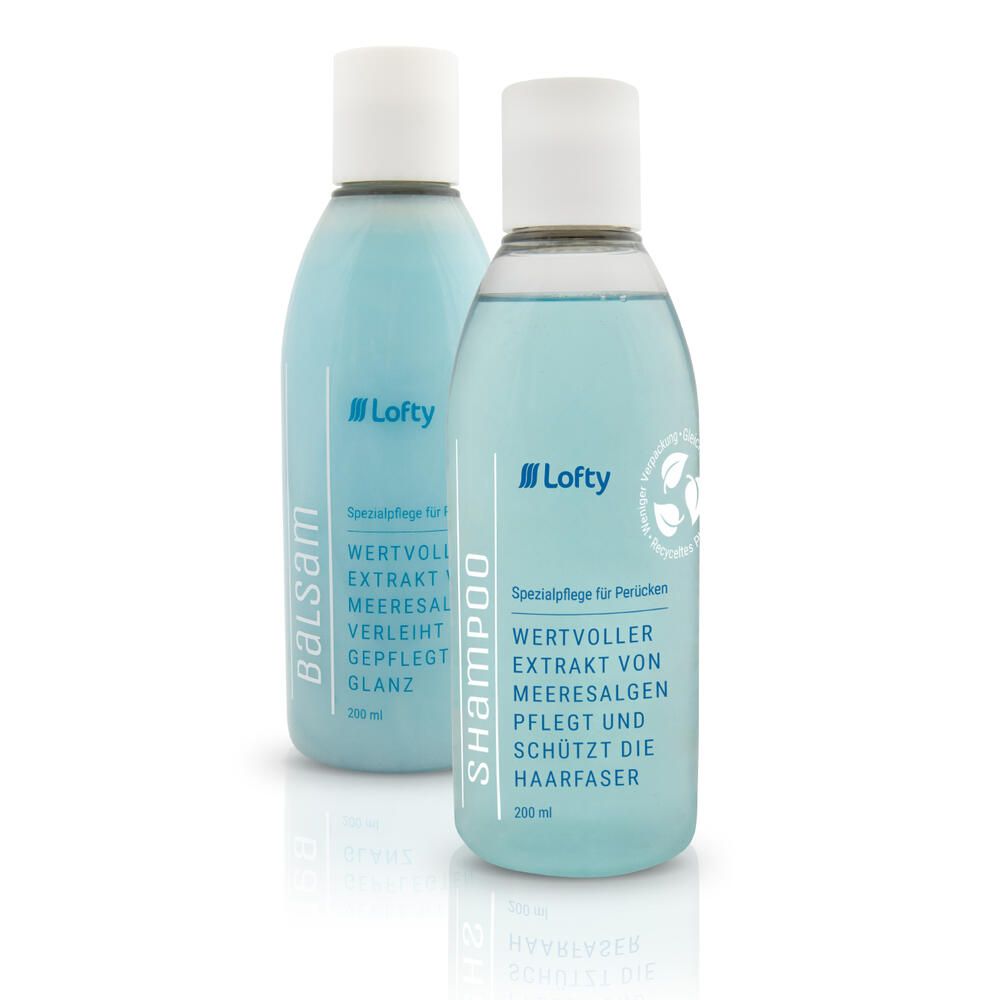 Zwei Flaschen Lofty Shampoo und Balsam. Hellblaue Flüssigkeit, weiße Deckel. Aufschrift: Wertvoller Extrakt von Meeresalgen.
