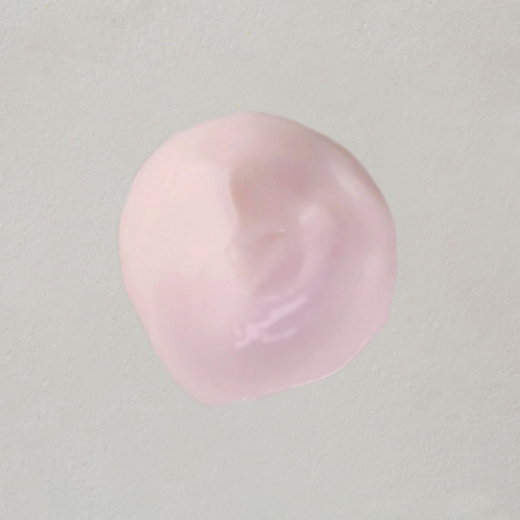 Ein Klecks der Alkemy Haarmaske, blassrosa und cremig.