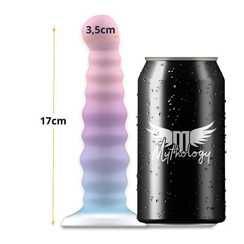 Pastellfarbener Dildo mit Wellenmuster, neben einer Getränkedose. Maße: 17cm lang, 3,5cm Durchmesser.