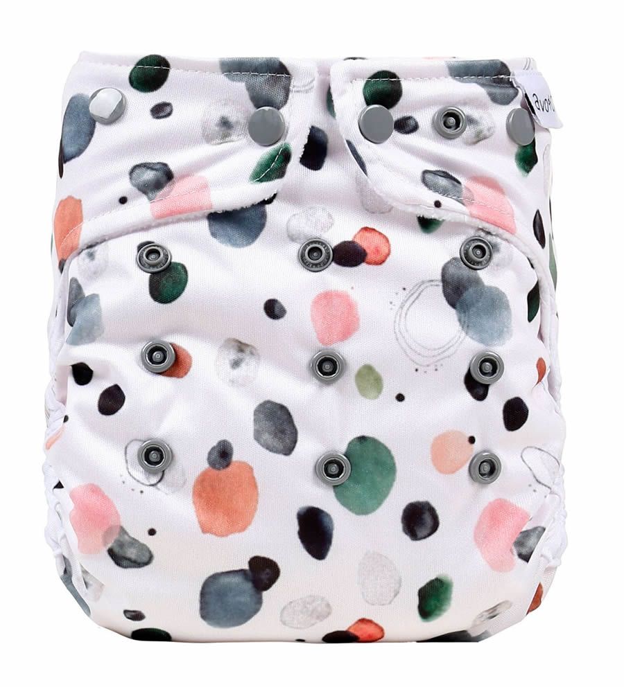 Weiße Stoffwindel mit farbigen Punkten und Druckknöpfen. Windel mit farbigen Punkten und Druckknöpfen. Marke: avo+cado.