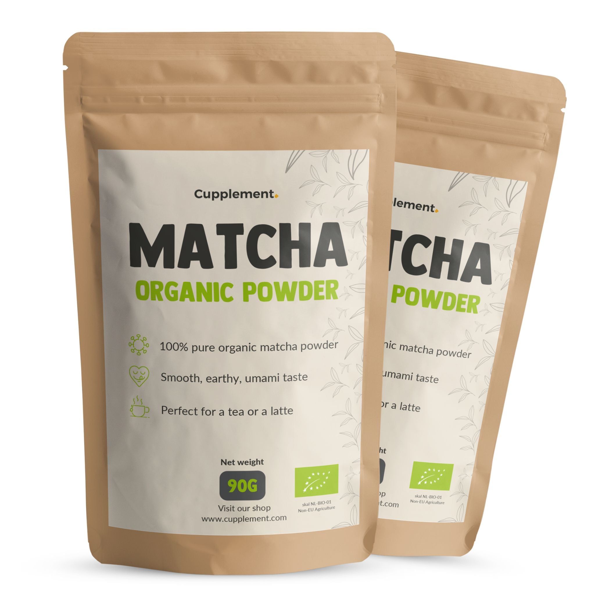 Zwei Beutel Matcha-Pulver. Aufschrift: Matcha Organic Powder. 90g. Bio-Siegel. Braune Verpackung.