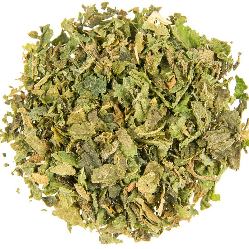 Haufen getrockneter, grüner Brennnesselblätter. Nahaufnahme, Blätter in verschiedenen Grüntönen.