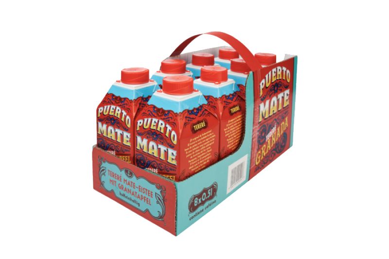 Ein Karton mit acht Flaschen Puerto Mate Eistee. Jede Flasche hat einen roten Deckel und ein rotes Etikett mit weißem "Puerto Mate" Schriftzug. Der Karton zeigt "8 x 0.5l" und "Mate mit Granatapfel". Ein roter Griff ist oben am Karton angebracht.