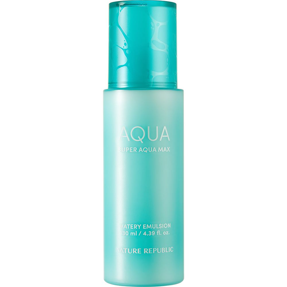 Türkisgrüne Flasche mit AQUA Super Aqua Max Watery Emulsion. Der Deckel ist türkis und die Flasche hat weiße Schrift.
