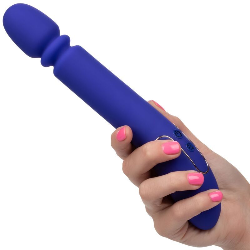 Blauer Vibrator in einer Hand gehalten. Abgerundeter Kopf, gebogener Schaft. Goldfarbene Akzente.