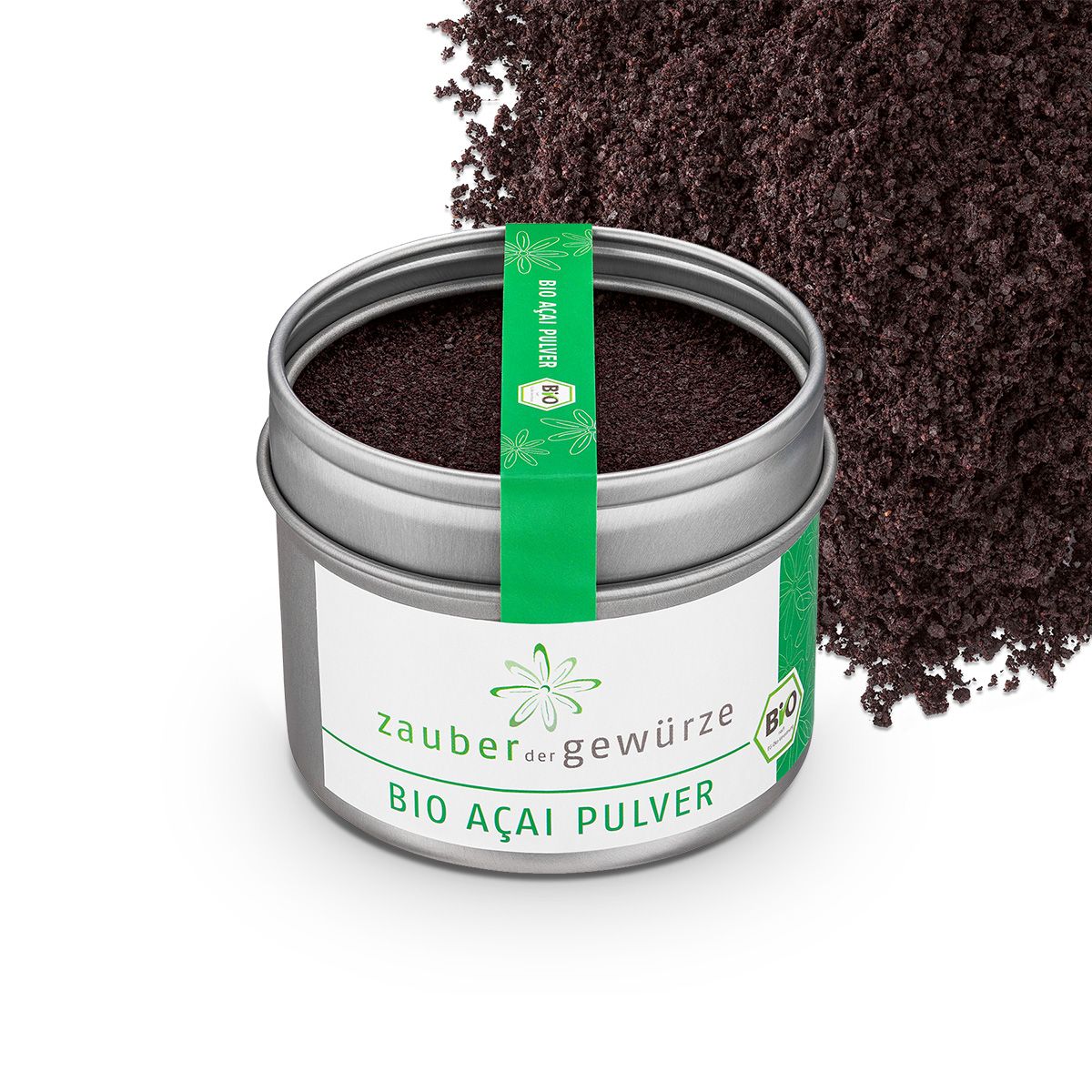 Geöffnete Dose mit Bio Acai Pulver. Grünes Etikett mit Schriftzug. Bio-Siegel. Pulver daneben.