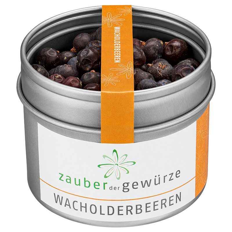 Metallbehälter mit Wacholderbeeren. Aufschrift: Zauber der Gewürze Wacholderbeeren. Orangefarbenes Etikett mit Produktnamen.