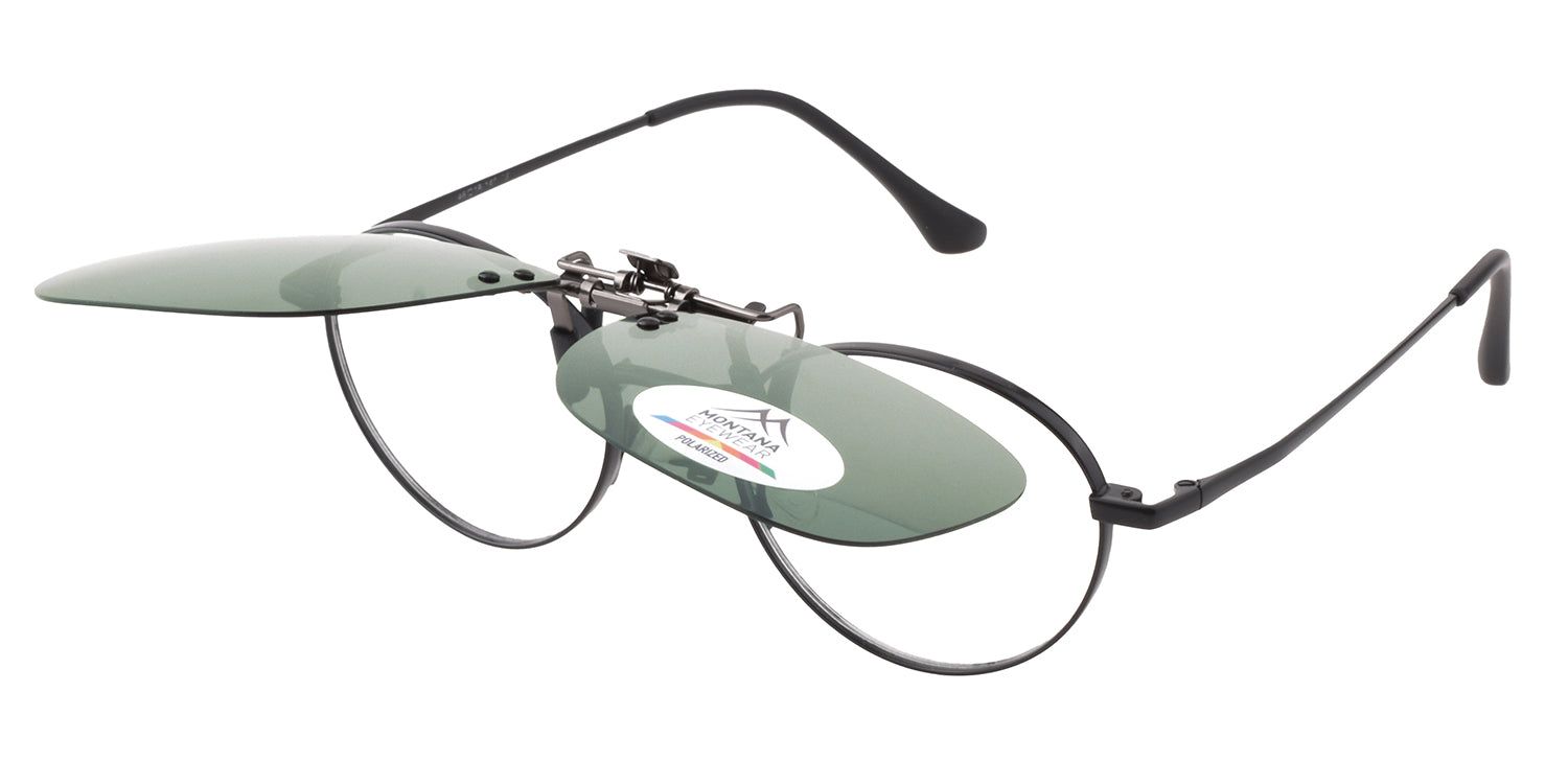 Sonnenbrille mit Clip-on-Aufsatz. Schwarzer Rahmen, grüne Gläser. Montana Eyewear-Logo.