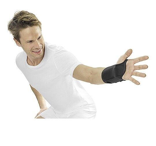 Schwarze Handgelenkorthese ohne Daumenfixierung am Arm einer Person. Person trägt weißes T-Shirt.