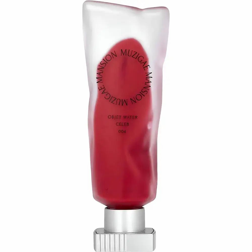Objekt Water Lip Tint in Tube. Transparente Tube mit roter Farbe. Silberfarbener Verschluss. Produktname sichtbar.