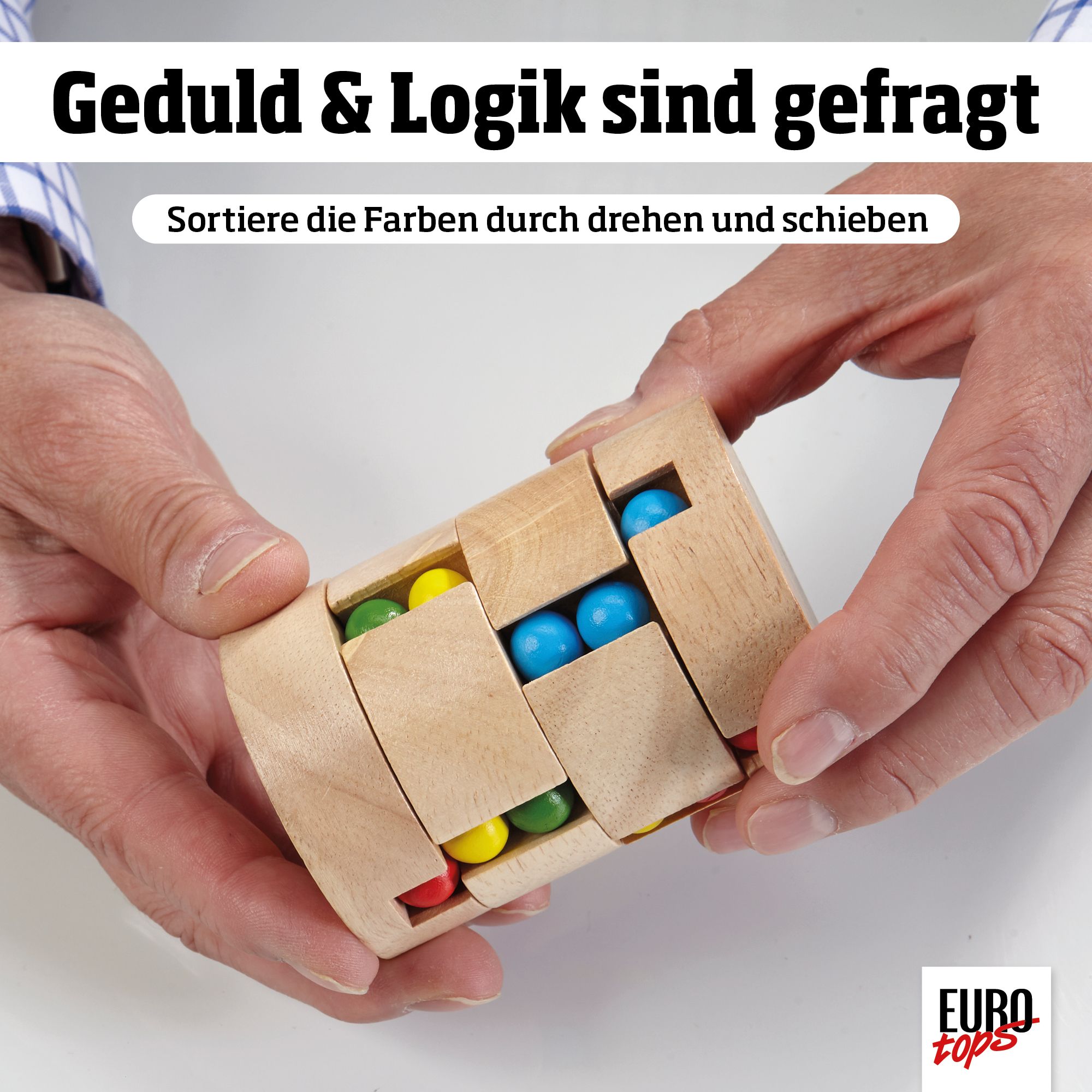 Holz-Dreh- und Schieberätsel mit bunten Kugeln, das von Händen gehalten wird.
