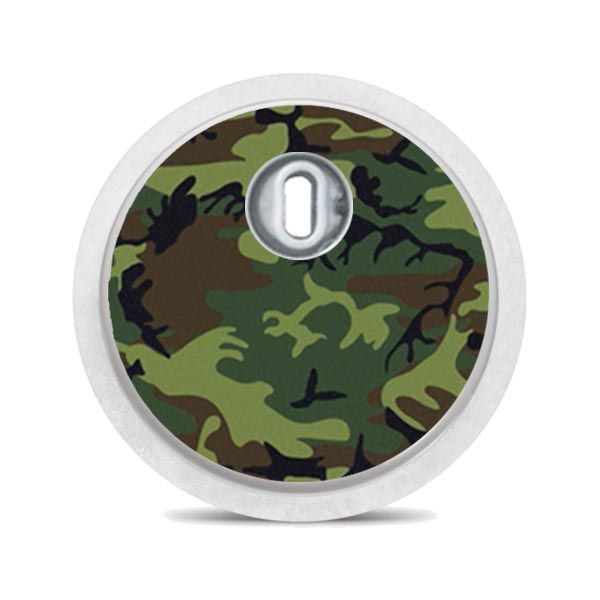 Runder Aufkleber mit Camouflage-Muster. Grün, braun und schwarz. Weißer Rand, silberner Mittelteil.