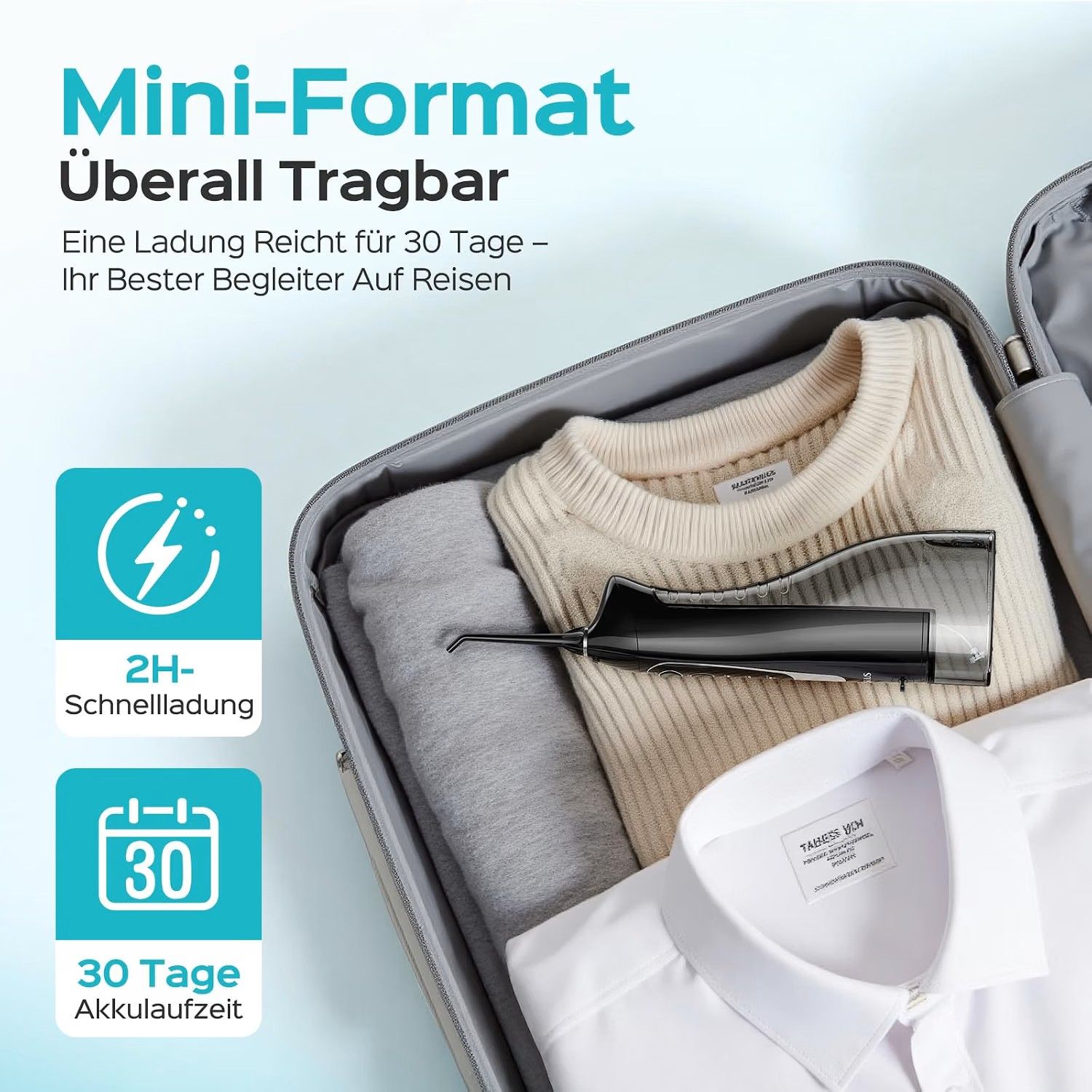 Kompaktes Mundduschengerät in einem Koffer, umgeben von Kleidung. 2h Schnellladung, 30 Tage Akkulaufzeit.