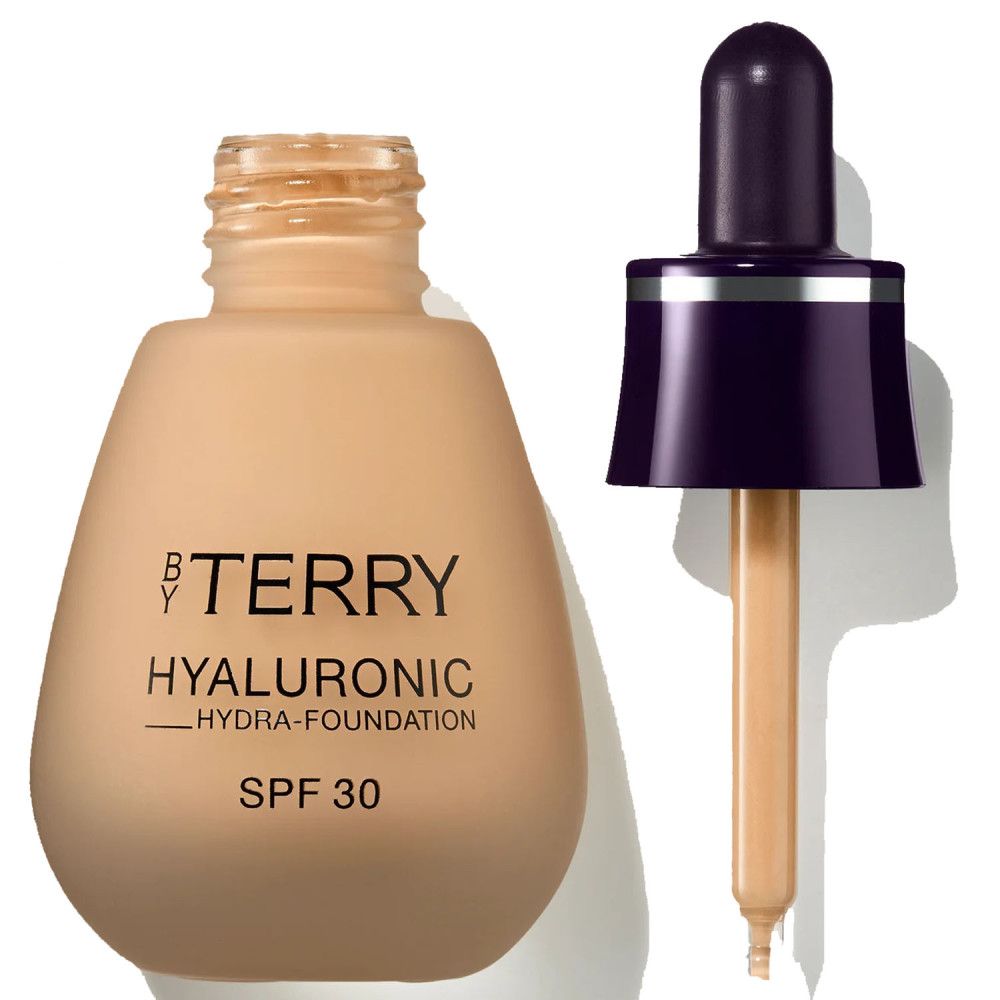 Flakon mit beiger Flüssigkeit. Aufschrift: BY TERRY HYALURONIC HYDRA-FOUNDATION SPF 30. Mit Pipette.