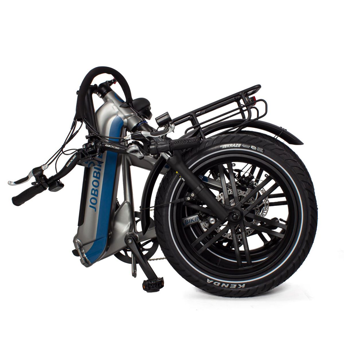 Gefaltetes Elektrofahrrad. Silberner Rahmen mit blauen Akzenten. Schwarze Reifen, Gepäckträger und zusammengeklappte Pedale. Weißer Hintergrund.