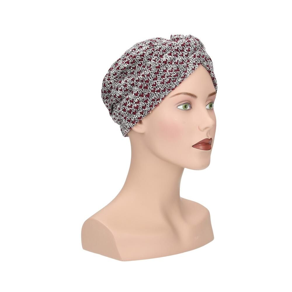 Gestrickter Turban in Grau und Rot mit Muster, von der Seite auf einer Schaufensterpuppe gezeigt.