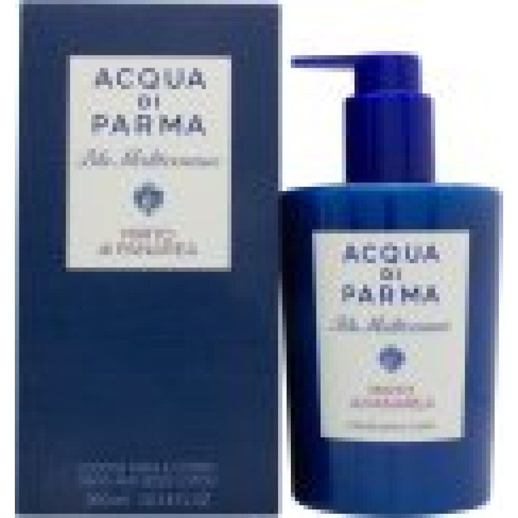 Blaue Flasche und Schachtel. Aufkleber und Text: Acqua Di Parma, Mirto di Panarea, Blu Mediterraneo. Für Hände und Körper.