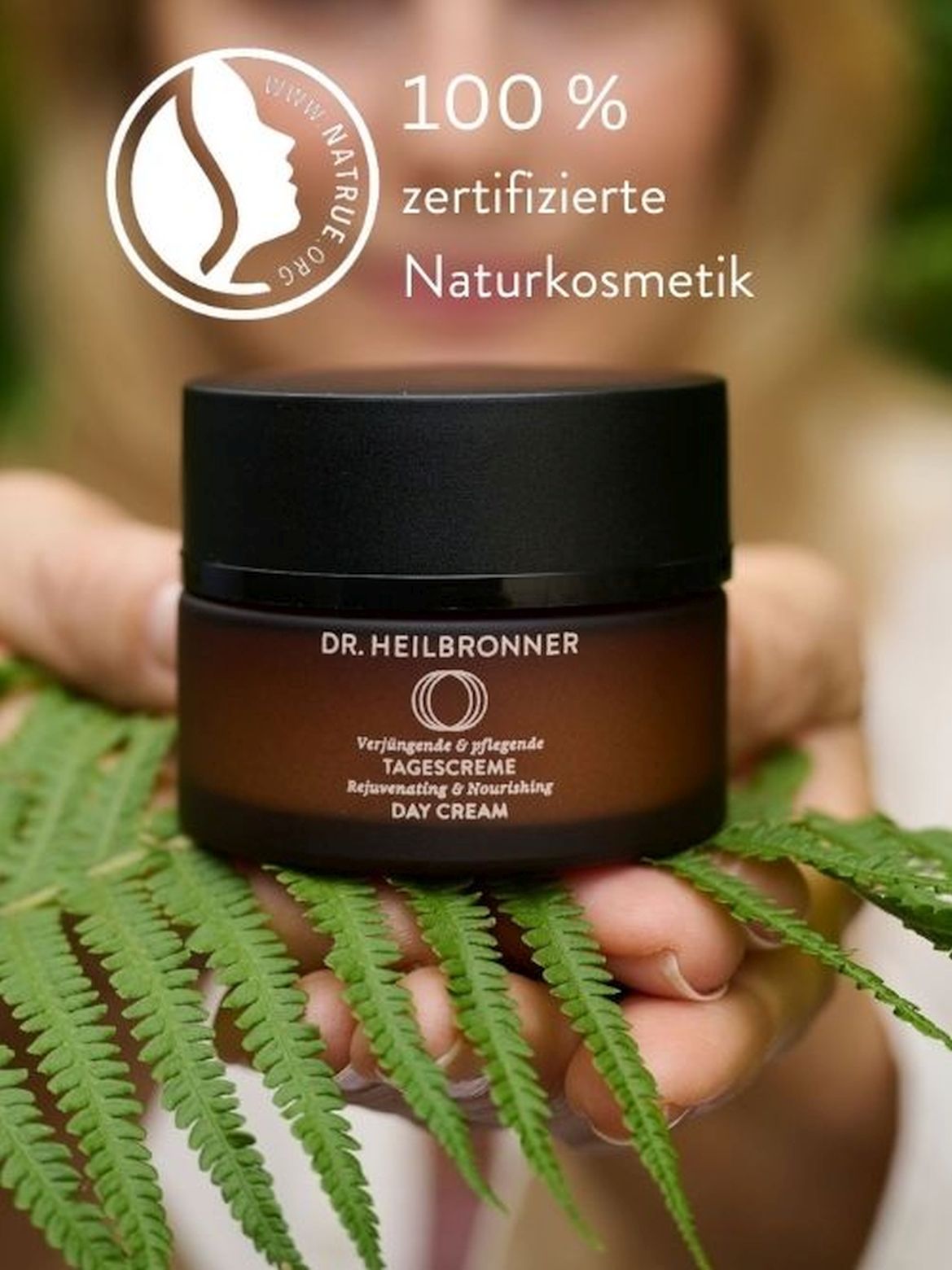 Braune Creme-Dose mit schwarzem Deckel. Aufschrift: Dr. Heilbronner, Tagescreme, Naturkosmetik-Zertifizierung.