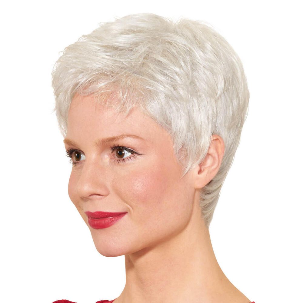 Silberne Kurzhaarperücke, Dreiviertelansicht einer Frau.