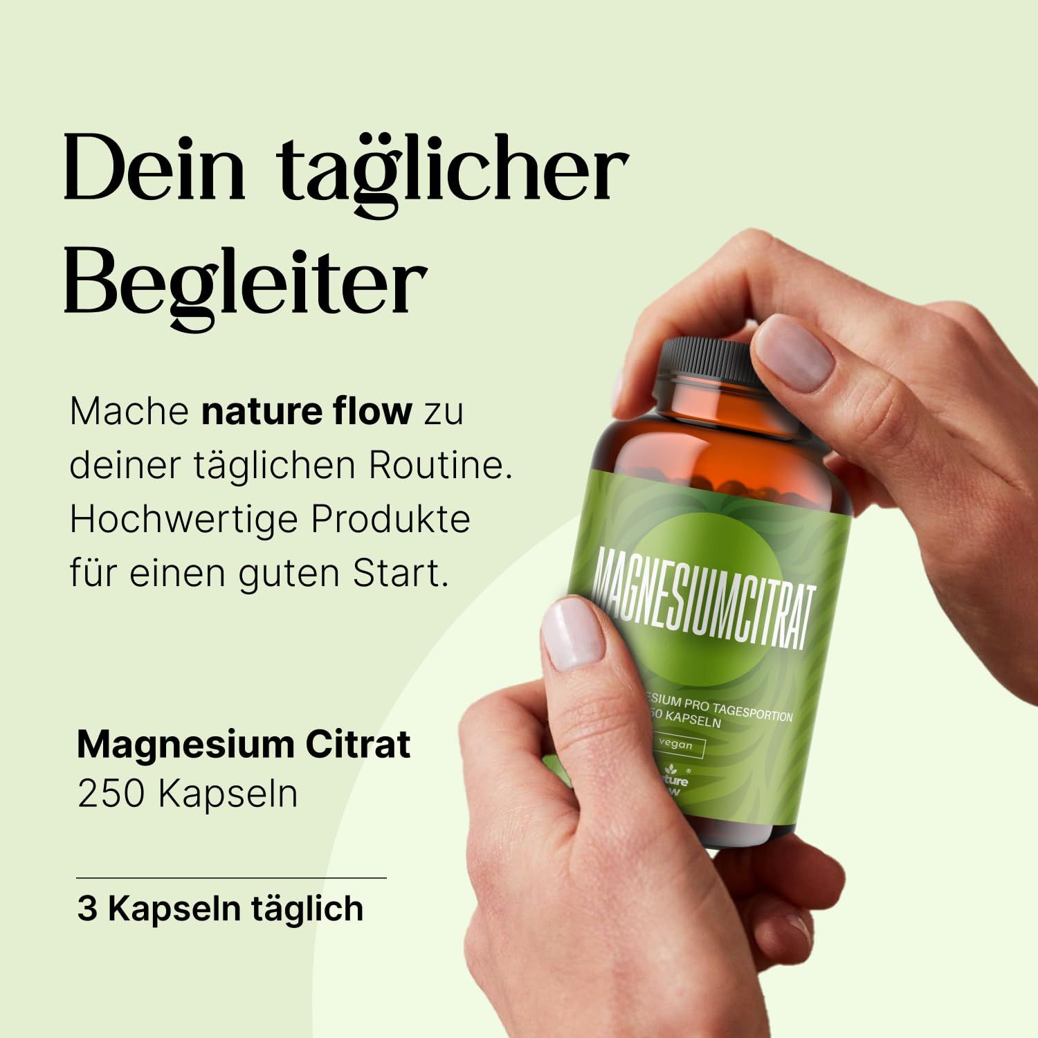 Braune Glasflasche mit grünem Etikett. Aufschrift: Magnesiumcitrat, 250 Kapseln. Eine Hand hält die Flasche. Text: 3 Kapseln täglich.