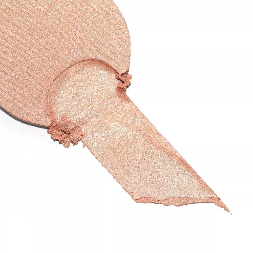 Highlighter-Produkt aufgetragen. Farbton: hellrosa. Textur: cremig-pudrig.