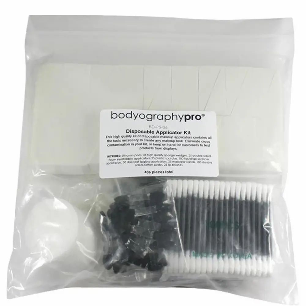 Transparente Verpackung mit Make-up-Applikatoren. Enthält Schwämme, Wattestäbchen, Applikatoren. Etikett mit Text.