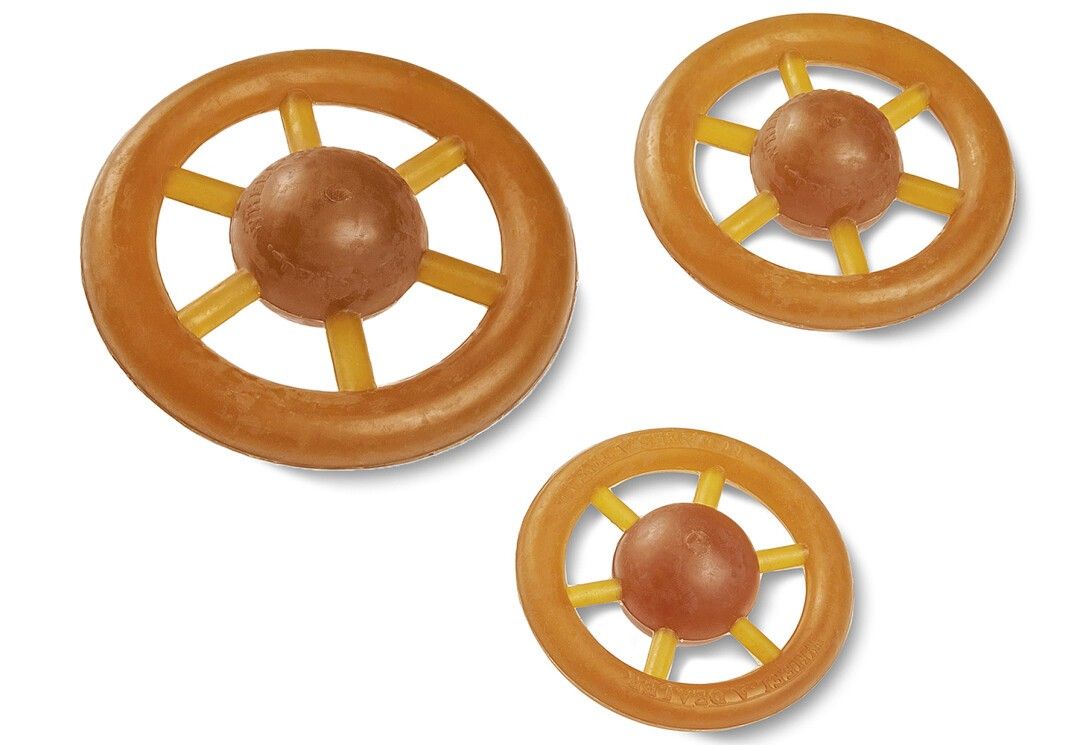 Drei gelbe Spielräder mit braunen Mittelteilen und gelben Speichen. Naturkautschuk.