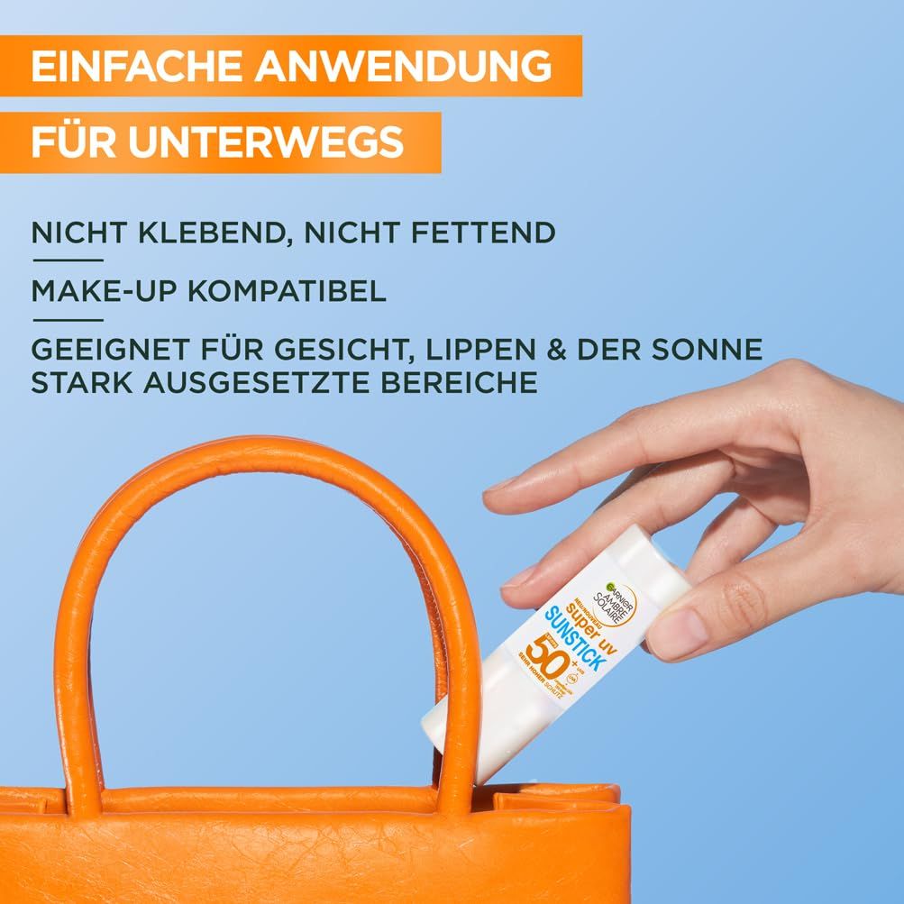 Hand legt Sunstick in orangefarbene Tasche. Text: Einfache Anwendung für unterwegs. Nicht klebend, nicht fettend. Make-up kompatibel.