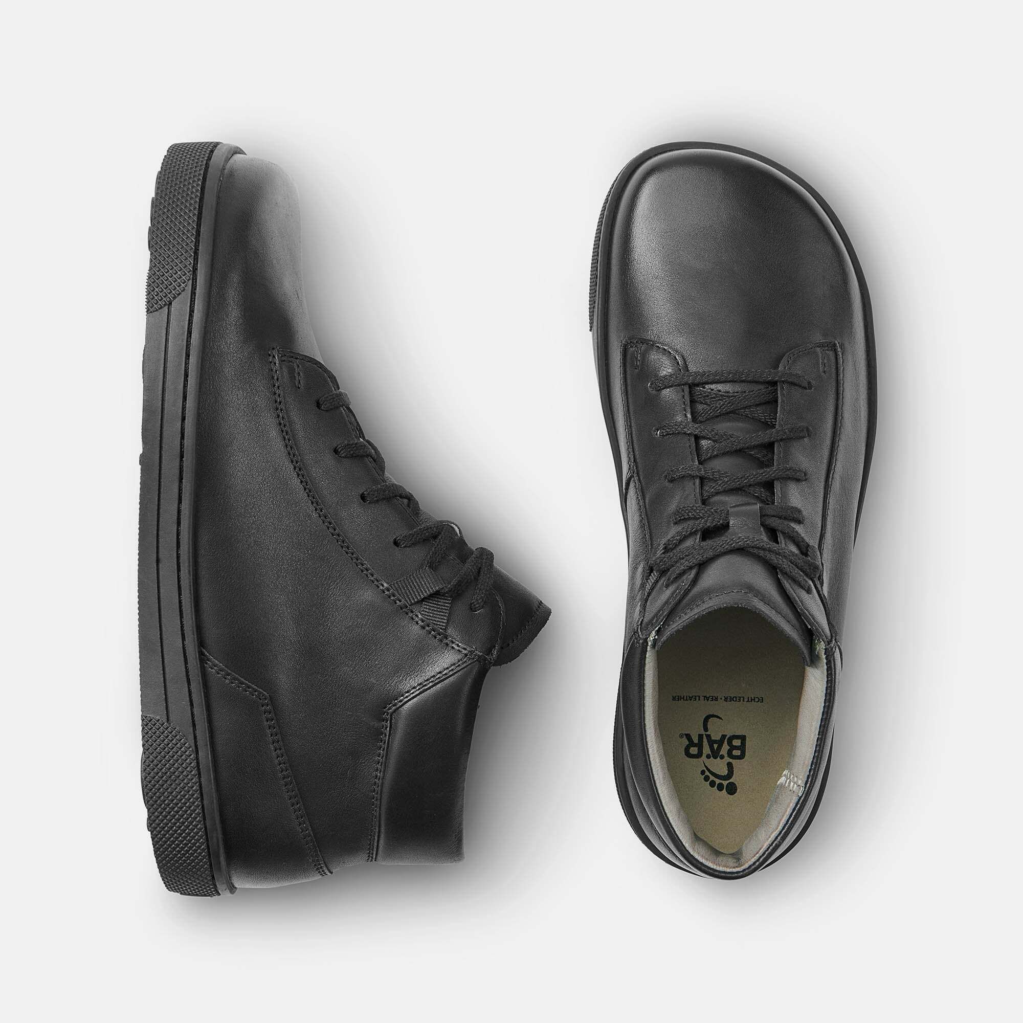 Schwarze Leder-Stiefeletten für Herren, Ansicht von oben, breite Passform.