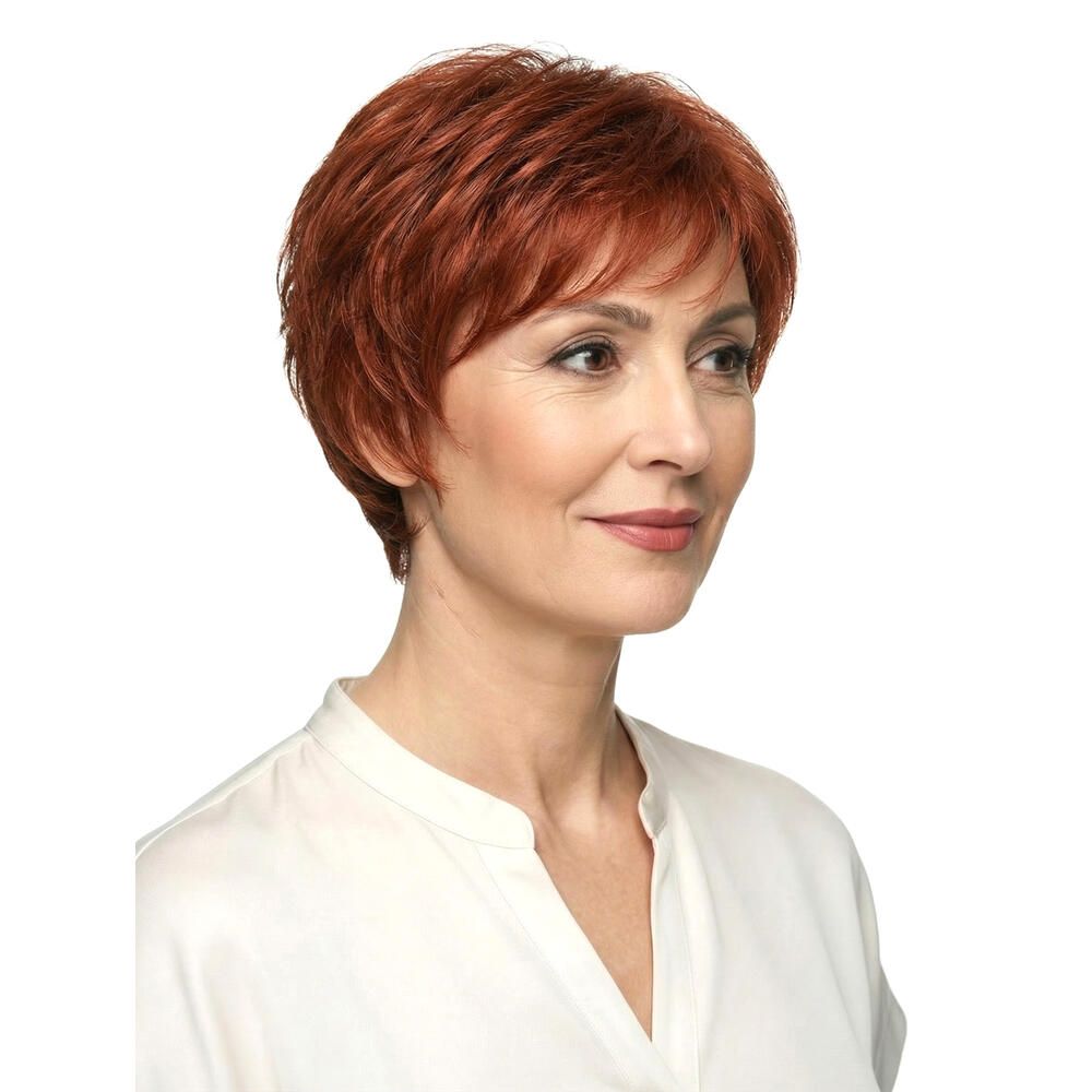 Nahaufnahme einer Frau mit rotbrauner Kurzhaarperücke. Sie trägt ein weißes Hemd. Der Blick ist nach rechts gerichtet.