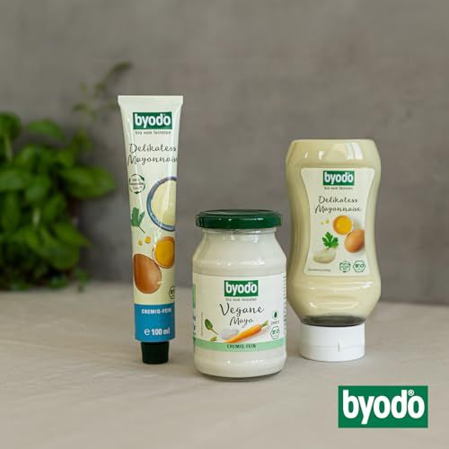 Drei BYODO Mayonnaise-Produkte: eine Tube, ein Glas vegane Mayo und eine Quetschflasche.