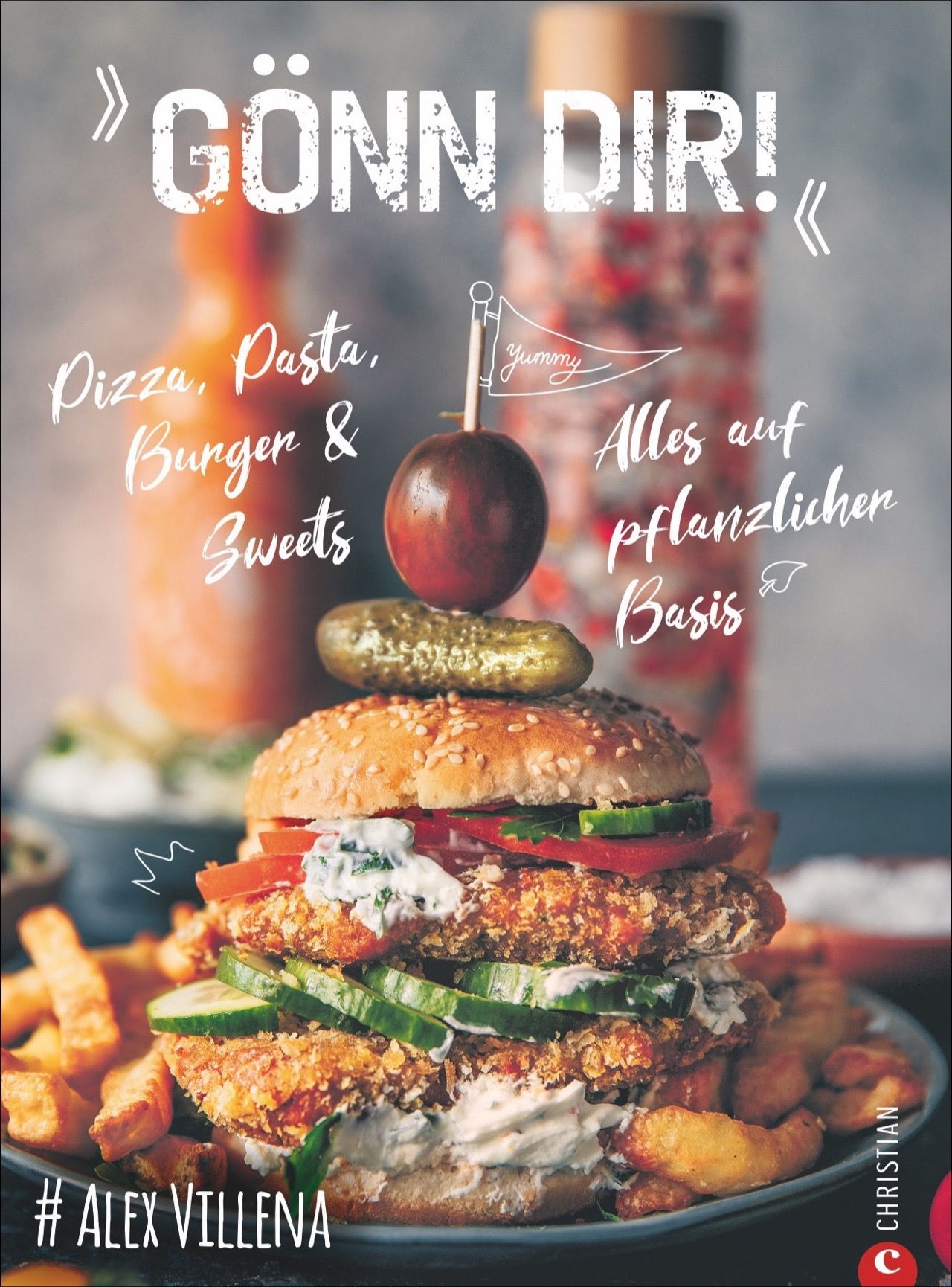 Burger mit Tomate, Gurke und Soße. Dazu Pommes Frites. Text: Gönn Dir!, Pizza, Pasta, Burger & Sweets, Alles auf pflanzlicher Basis.
