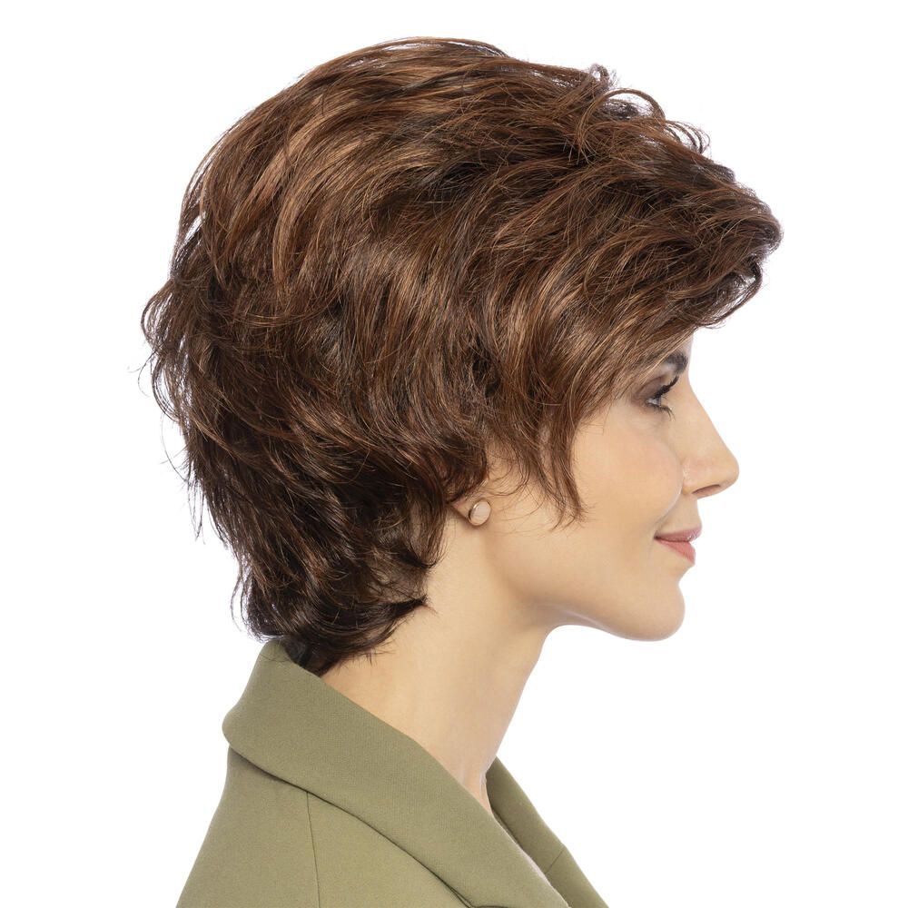 Kurzhaarperücke in Braun mit gewellter Struktur. Seitenansicht einer Frau, die die Perücke trägt.