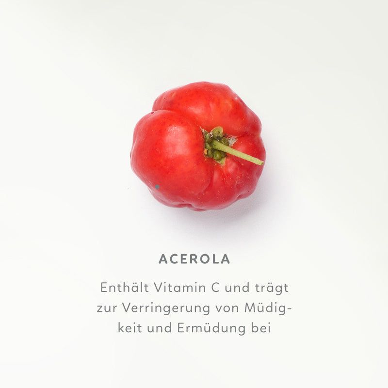 Rote Acerola-Frucht auf weißem Hintergrund. Text: Acerola, enthält Vitamin C und trägt zur Verringerung von Müdigkeit bei.