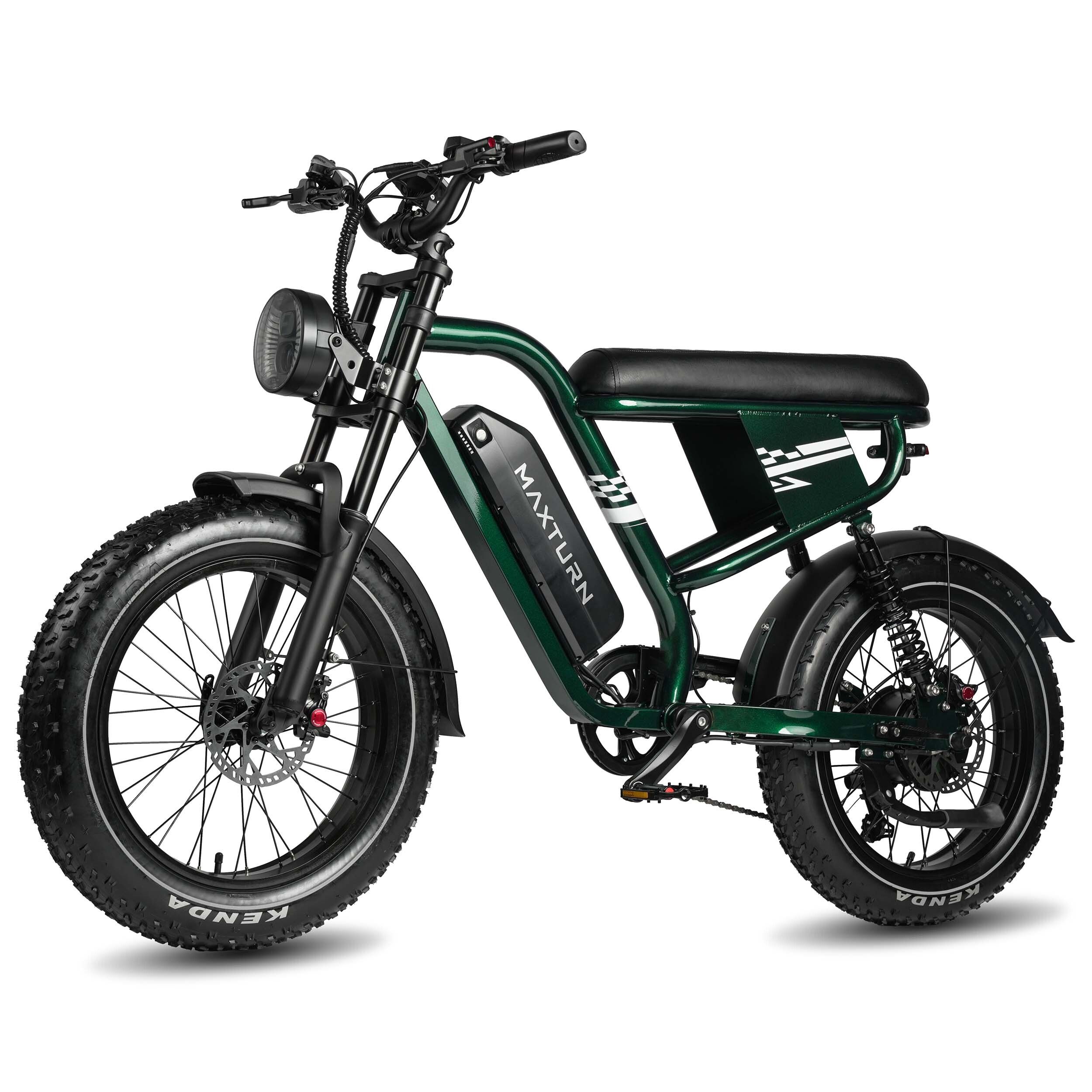 Grünes Elektro-Mountainbike mit schwarzem Sattel, Reifen und Schutzblechen. MAXTURN-Logo auf dem Akku. Seitenansicht.