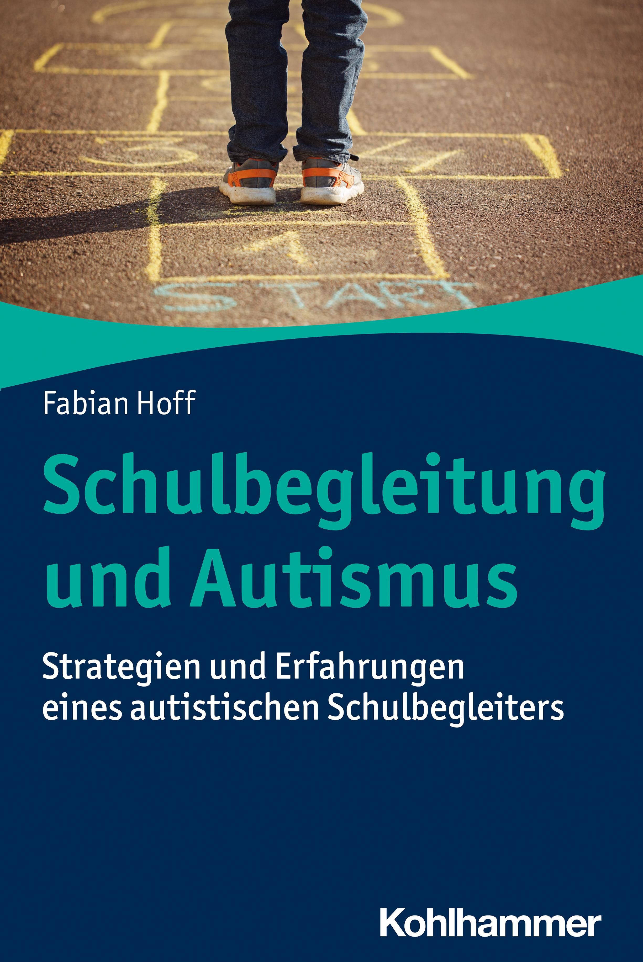Buchcover: Schulbegleitung und Autismus. Autor: Fabian Hoff. Kind auf einem Spielplatz. Kohlhammer Verlag.
